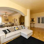 Bugatti Indipendent ,lake View And Private Pool, Desenzanoloft Official Partner Homes & By Marriott Bonvoy Desenzano del Garda